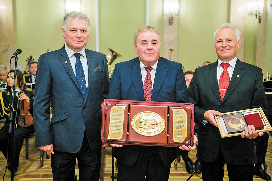 У Маріїнському палаці Сергію Ровишину (в центрі) вручили «Золотий символ якості національних товарів та послуг» і відзнаку почесного звання «Кращий керівник року». Фото надане автором